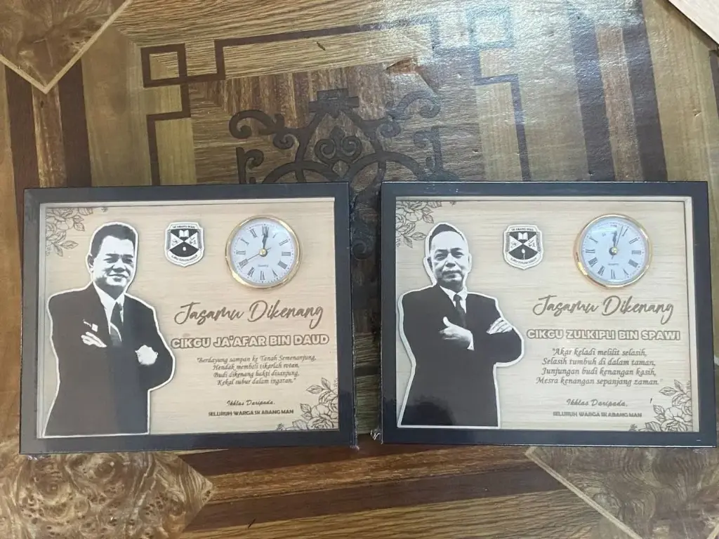 Plaque Frame Medium with Clock